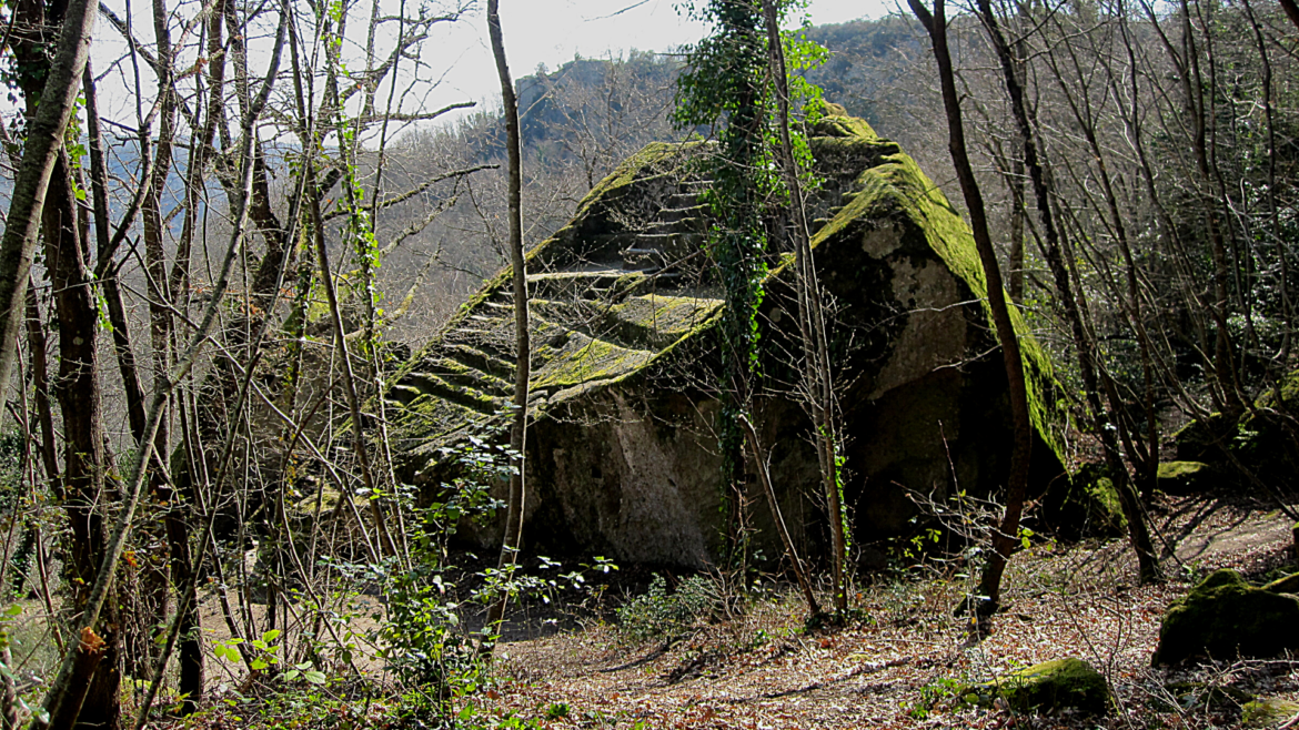 Bomarzo. La piramide, il cimitero e i tesori “nascosti” alla luce del sole